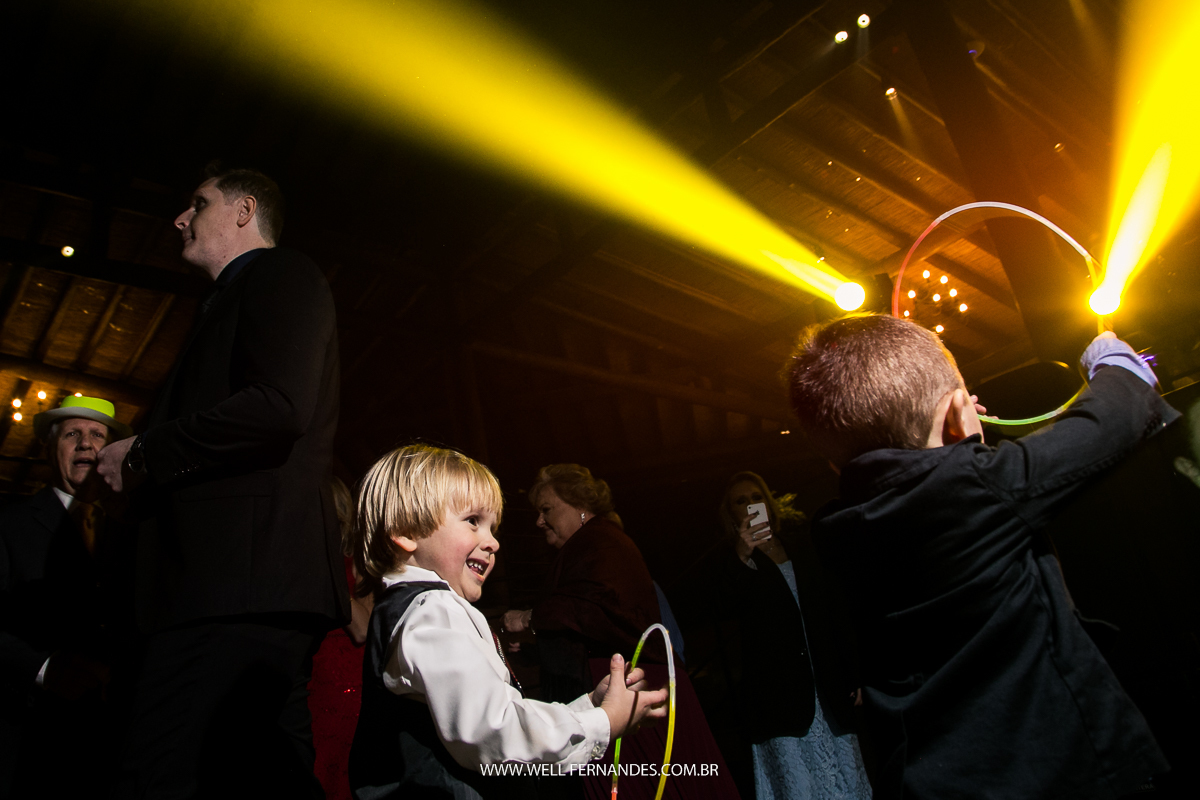 crianças brincando com as luzes do casamento