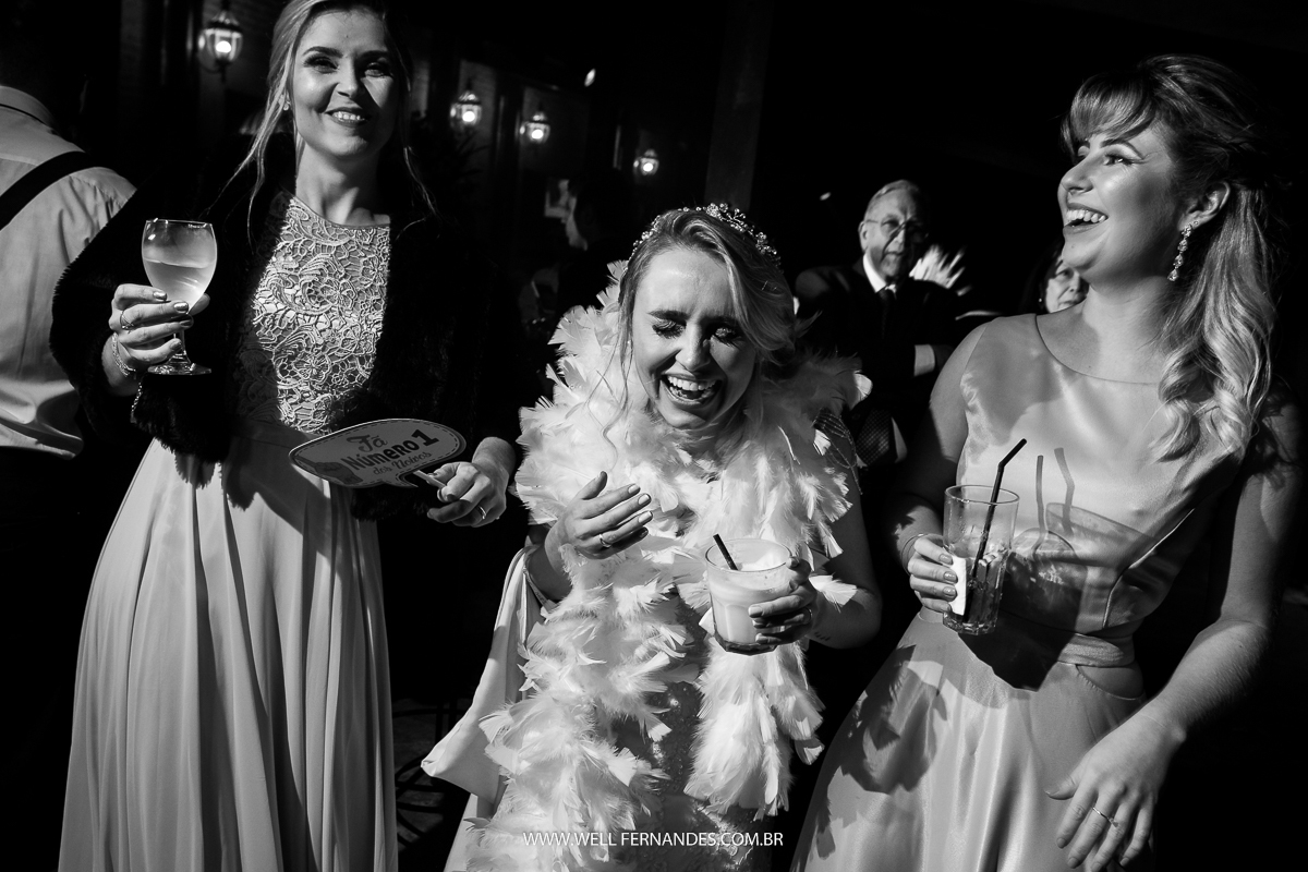 noiva e madrinhas rindo muito na festa de casamento