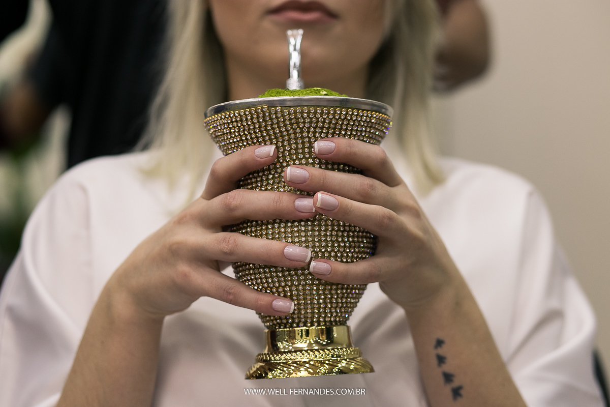 noiva tomando chimarrão no making of