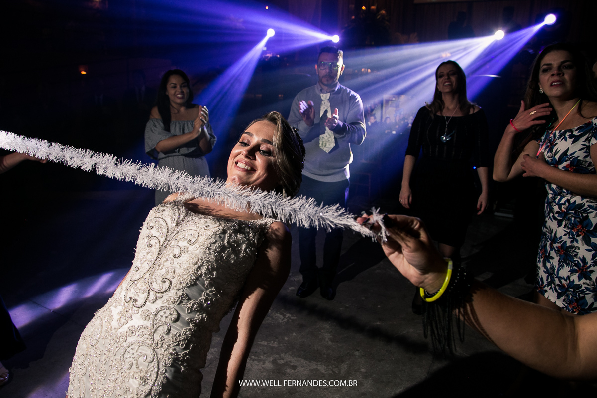 noiva dançando a dança da cordinha