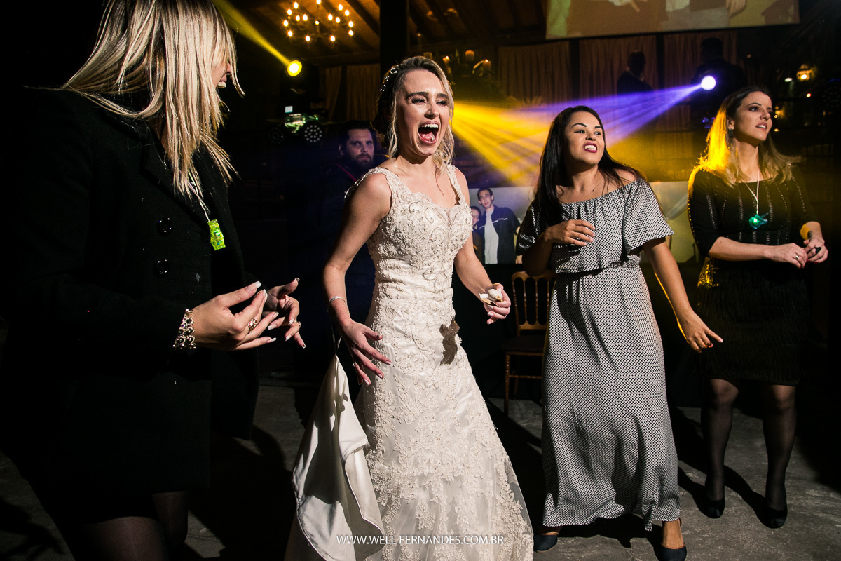 noiva feliz no seu casamento