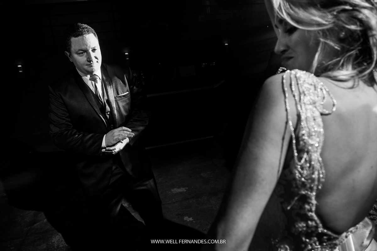 noivo admirando a sua esposa