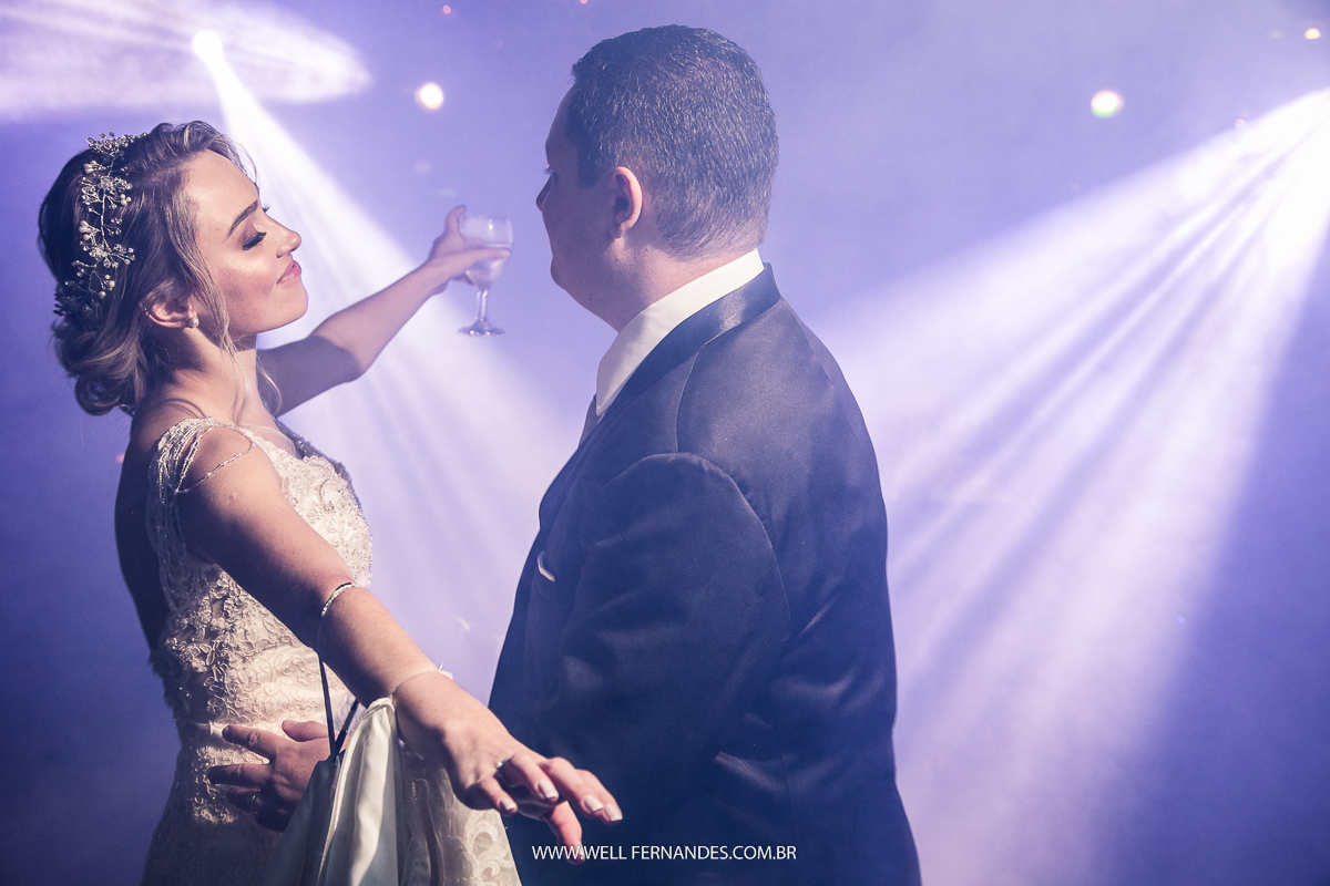 noivos dançando sobre as luzes da pista