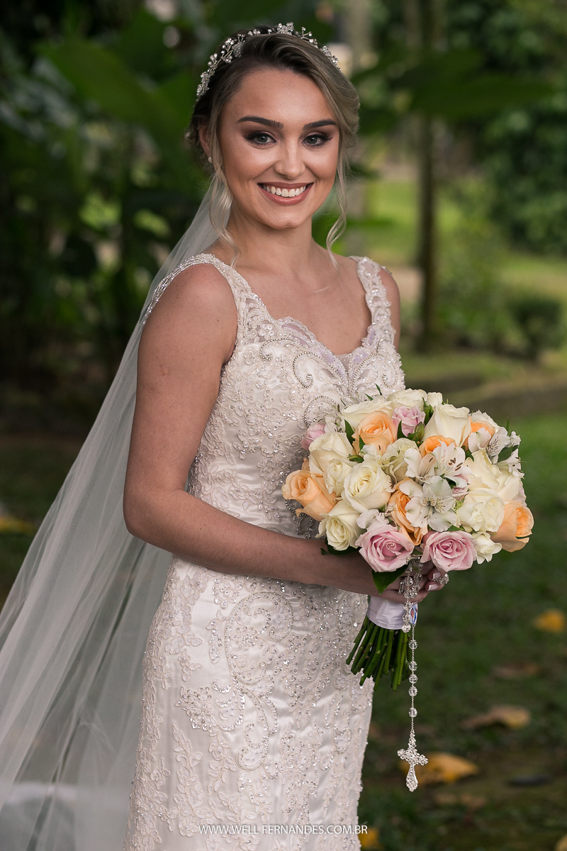retrato lindo da noiva na natureza