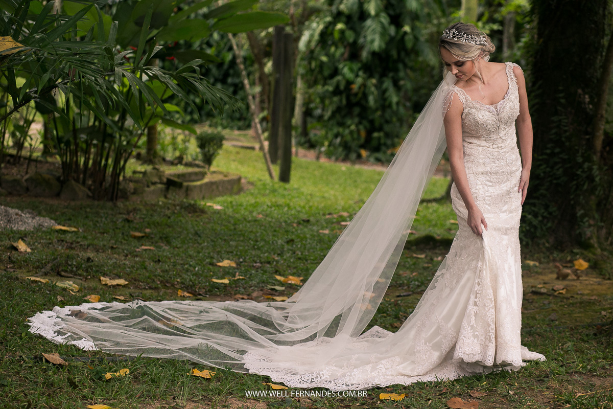 noiva arrumando o seu cestido