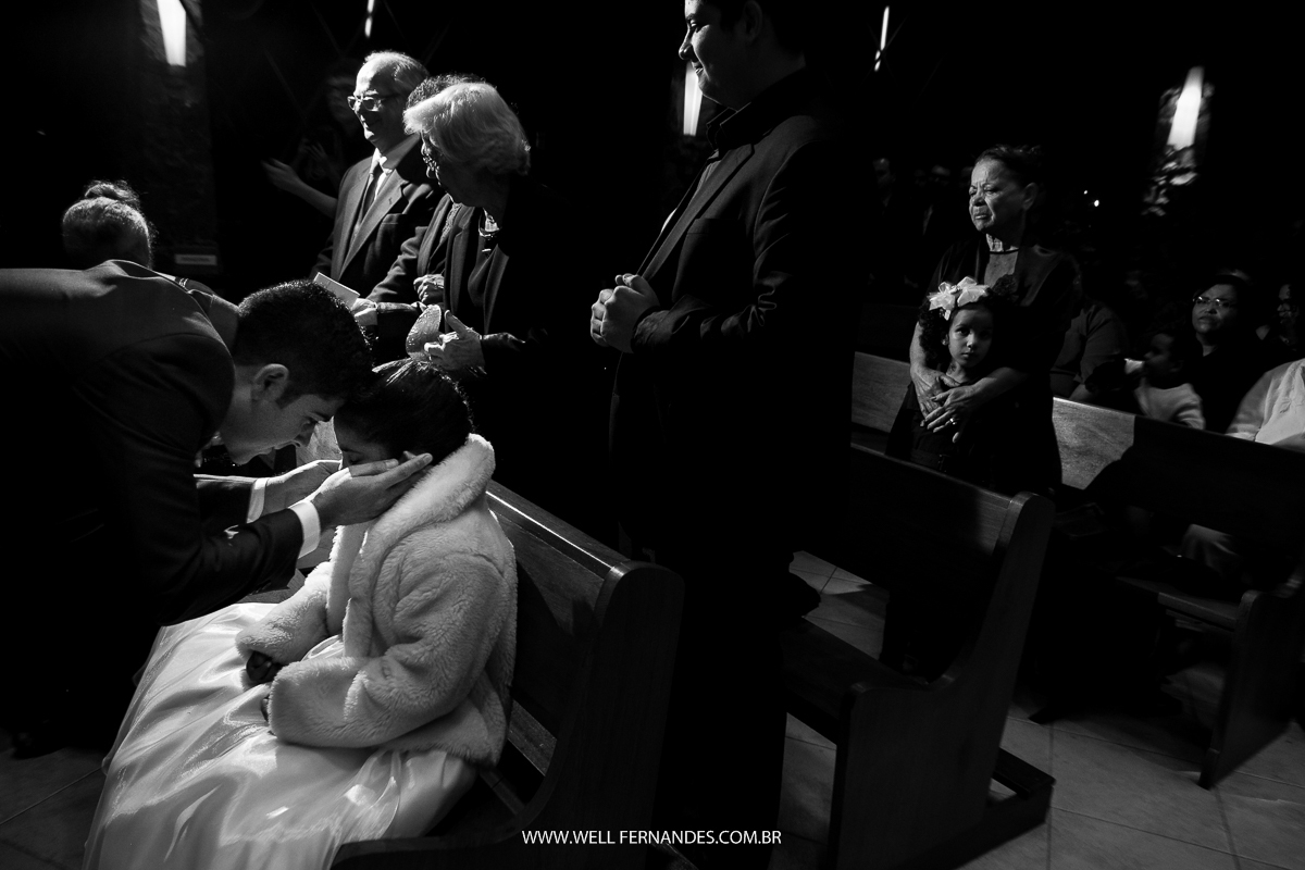 noivo fazendo carinho na daminha