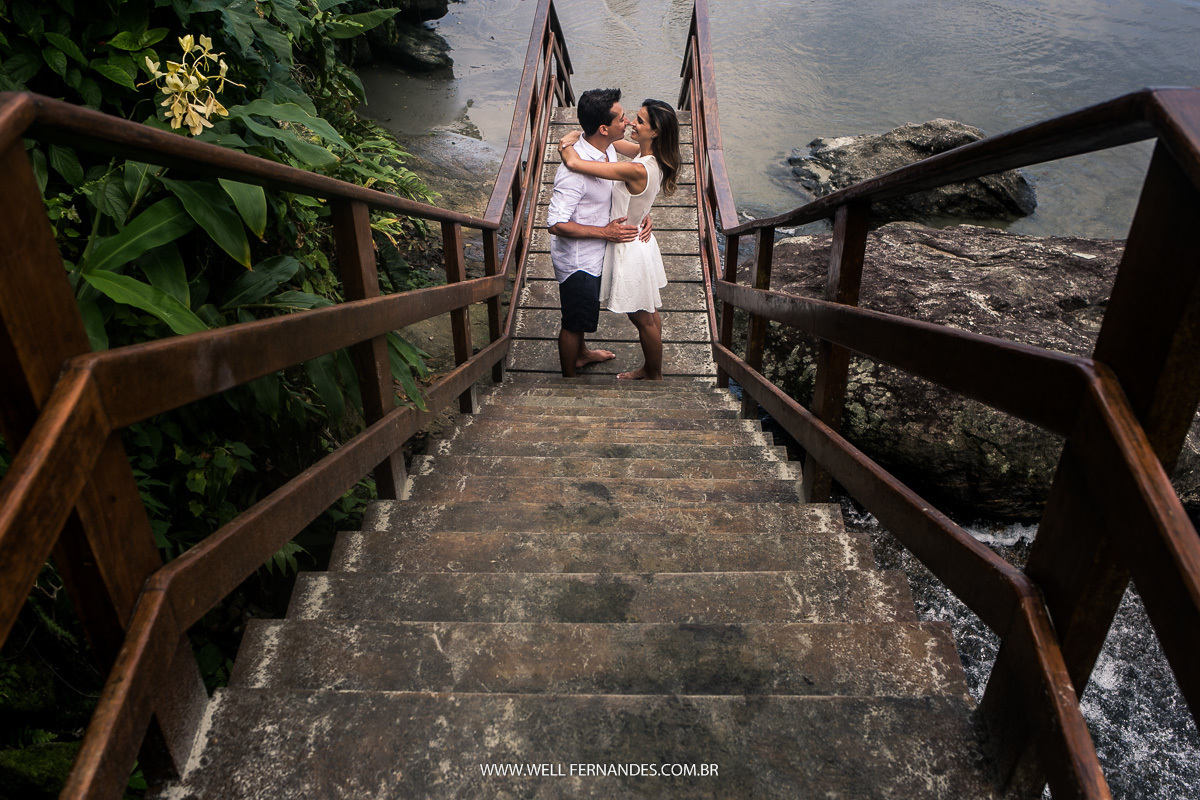 fotografo de casamento realizando ensaio na praia