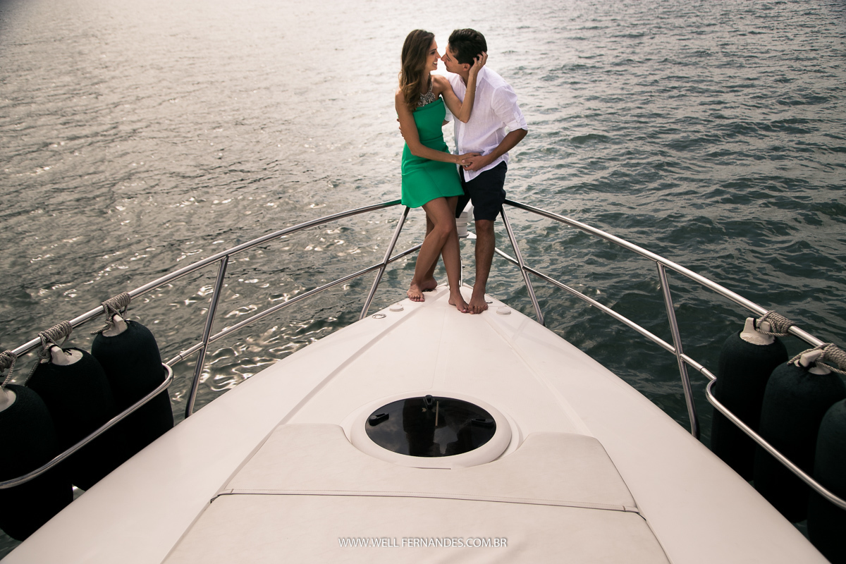 fotografia de casal em alto mar