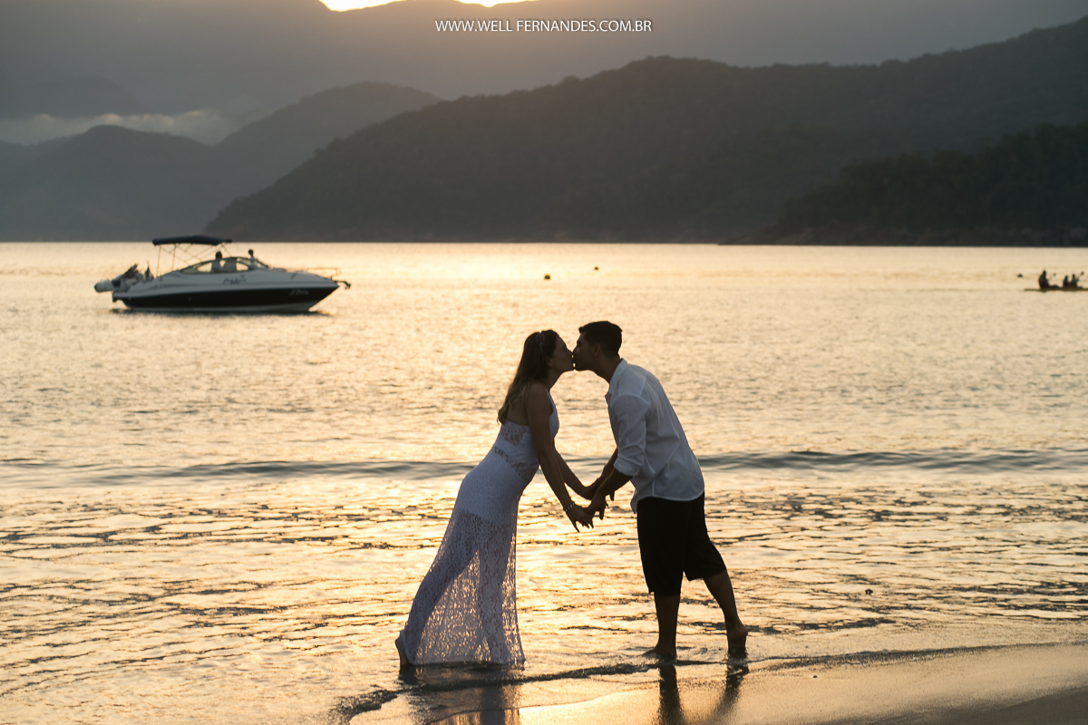 um beijo charmoso de casal a beira do mar