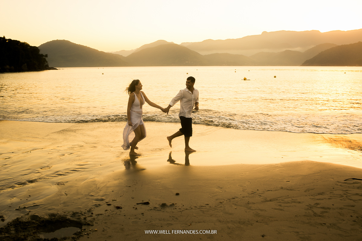 casal correndo no por do sol 