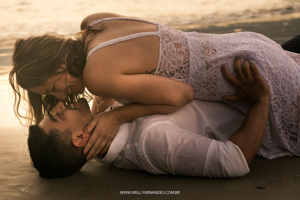 carinho apaixonado deitados na areia da praia