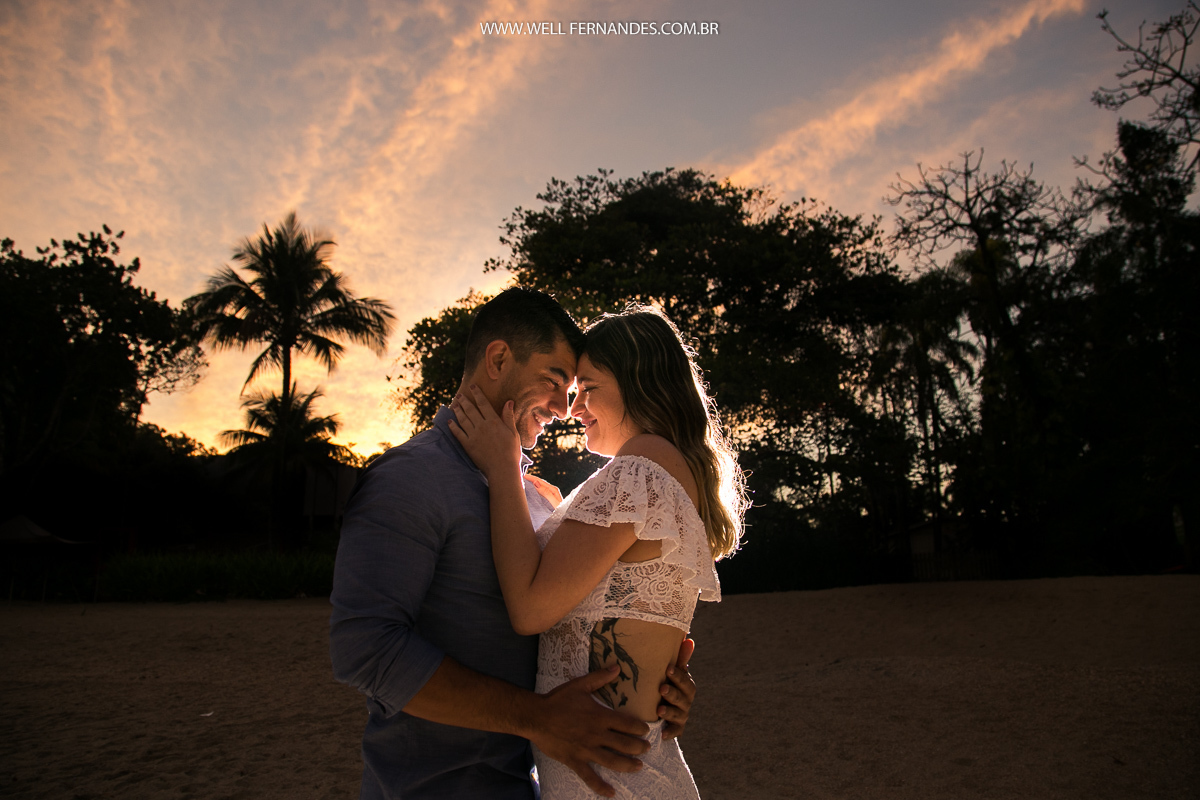 casal fazendo carinho um no outro no nascer do sol