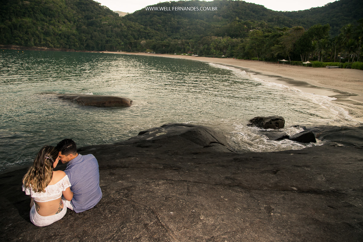 casal sentado namorando olhando o nascer do sol