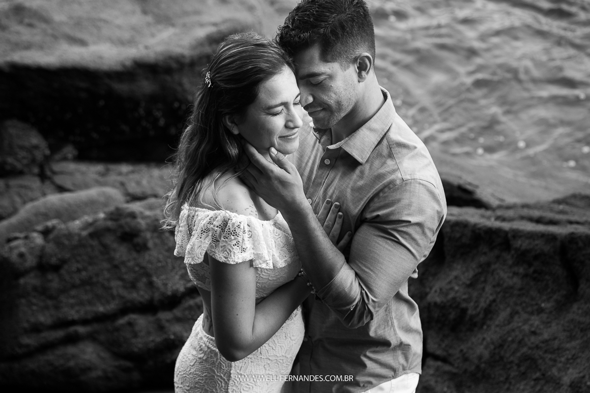 carinho dos noivos no ensaio pre wedding na praia