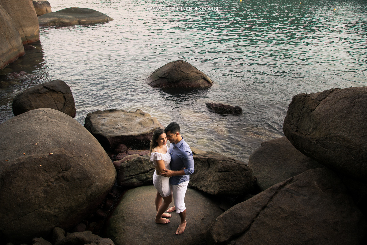 casal fazendo fotos na praia em ubatuba