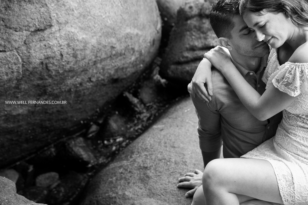 foto preta e branca do casal no ensaio