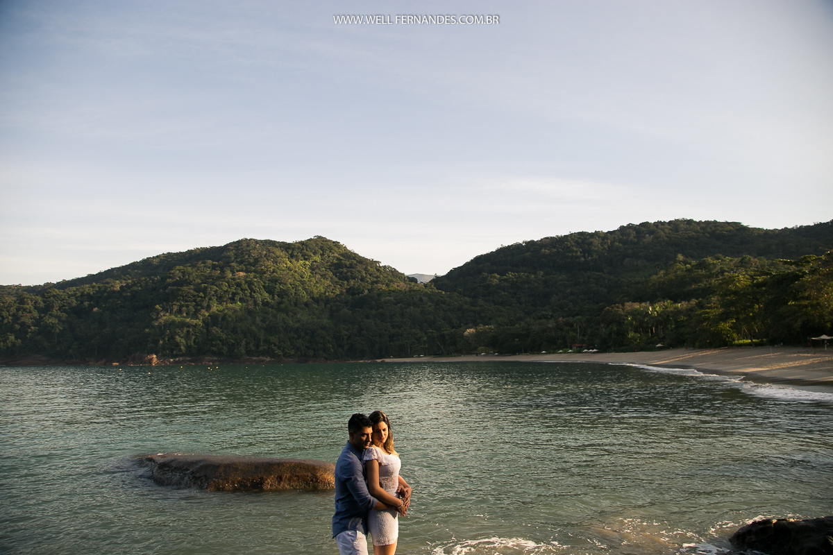 casal realizando ensaio fotográfico em ubatuba