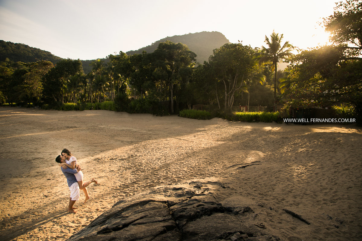 casal feliz e apaixonado em ensaio realizado na praia