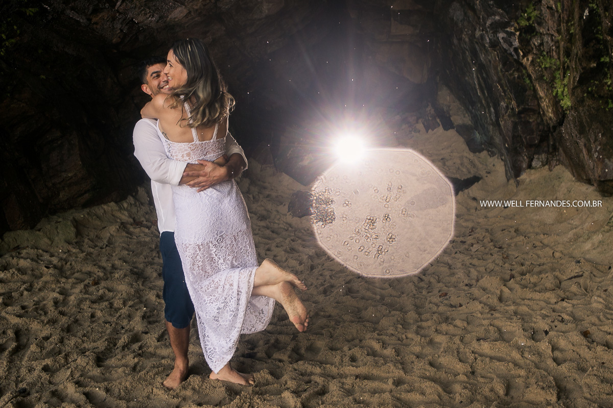 casal apaixonado na gruta