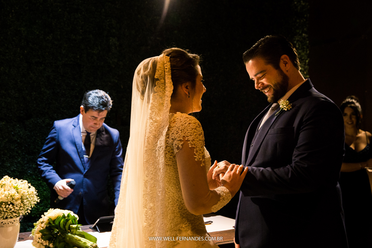 noivos emocionados na cerimonia
