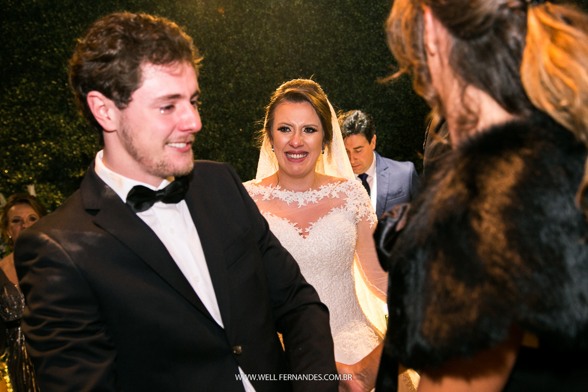 noiva emocionada vendo o seu irmão