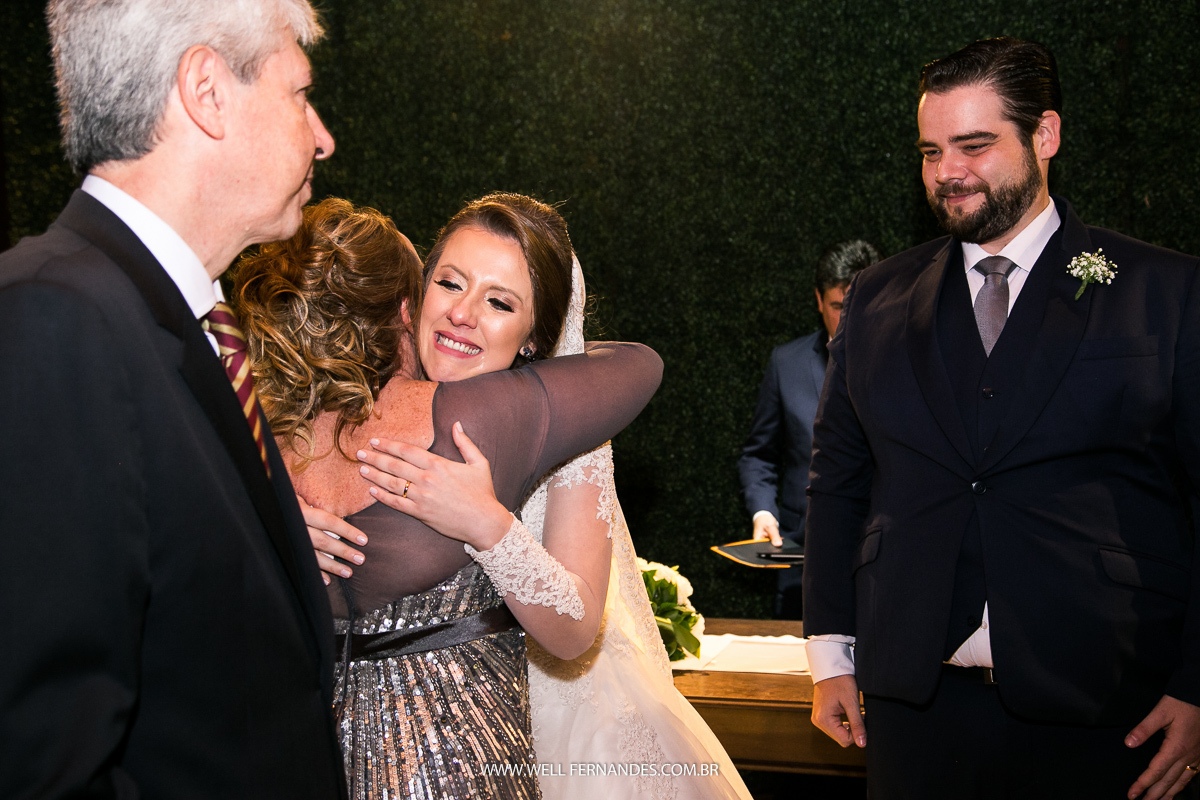 abraço da noiva em sua mãe na hora dos cimprimentos