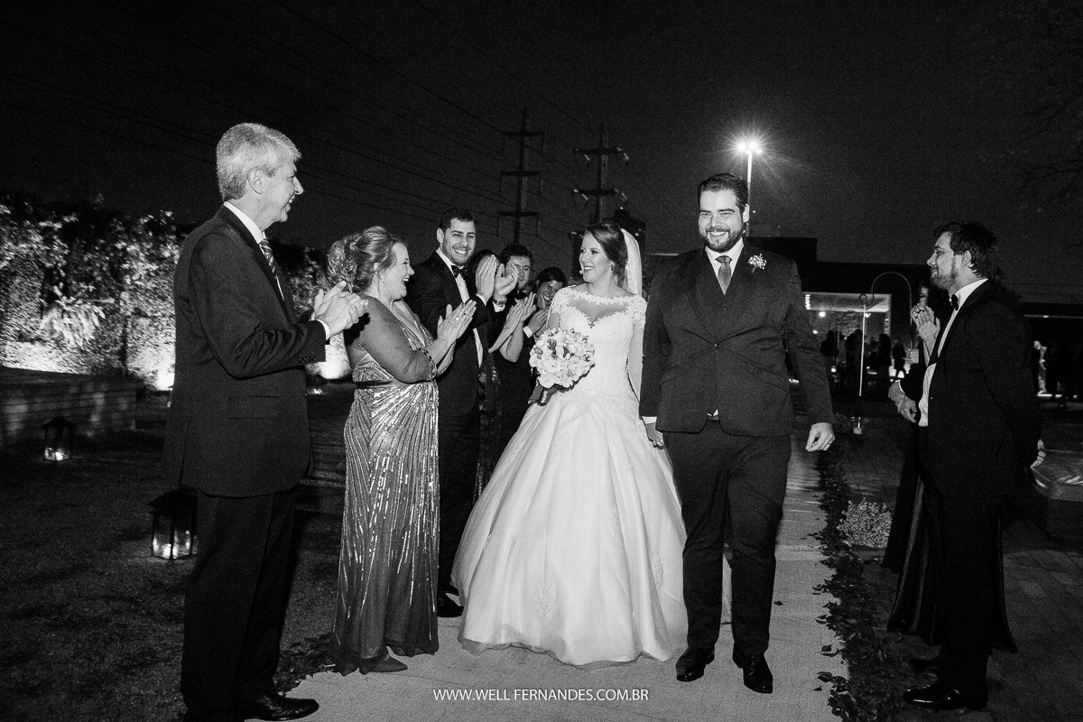 noivos sendo recepcionados pelos padirnhos