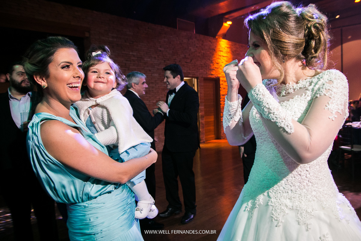 noiva brincando com a daminha