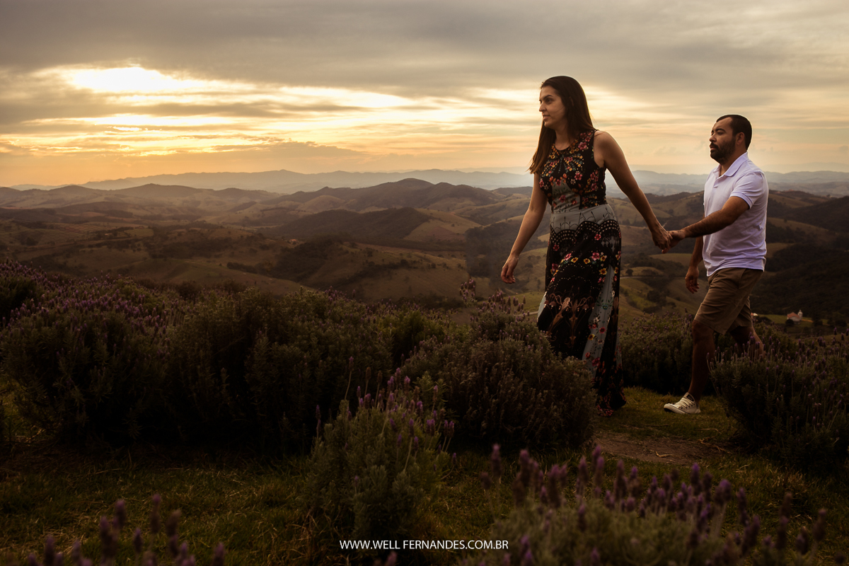 casal no lavandario fazendo ensaio