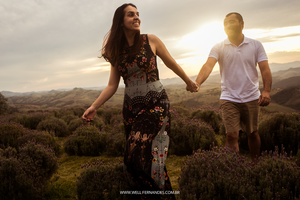 casal feliz e apaixonado no lavandario