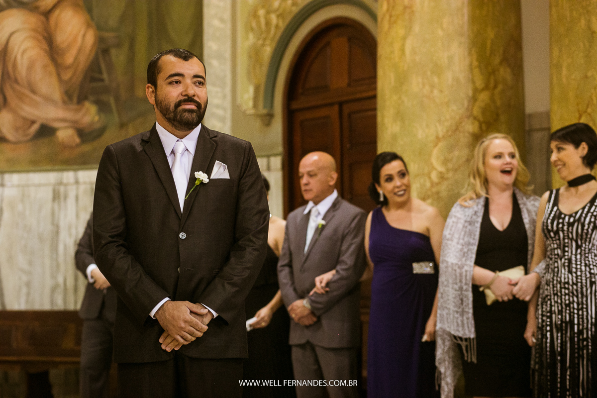 noivo esperando ansiosamente no altar