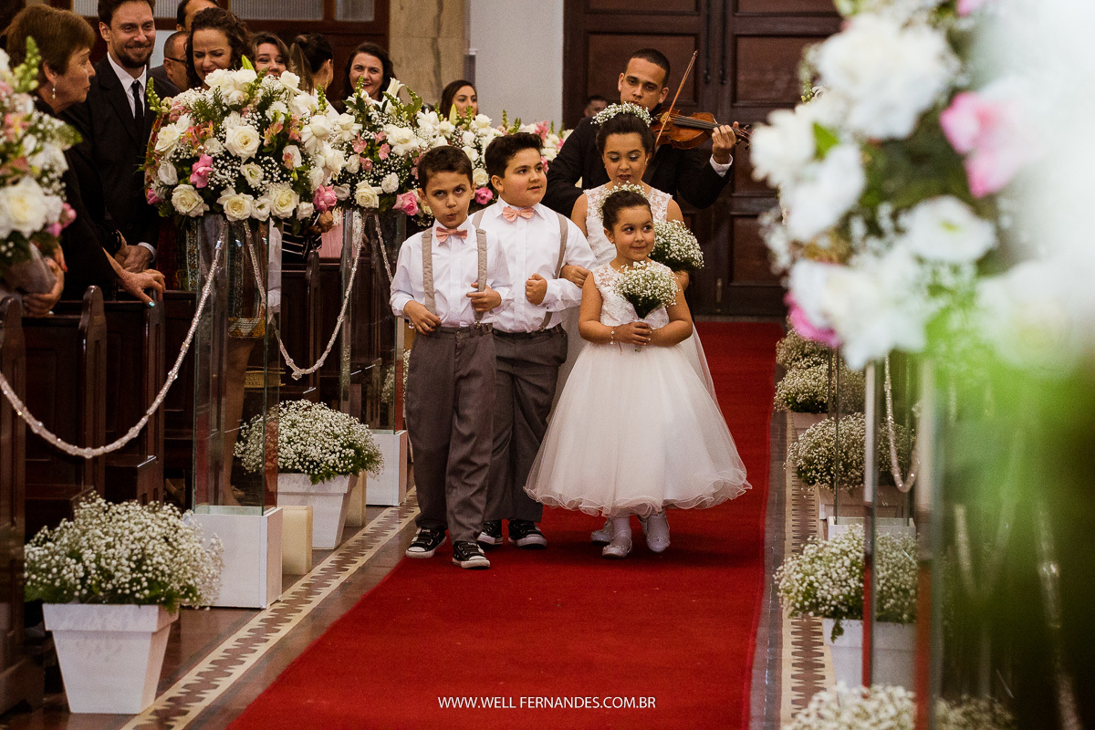 pagens e daminhas entrando na igreja