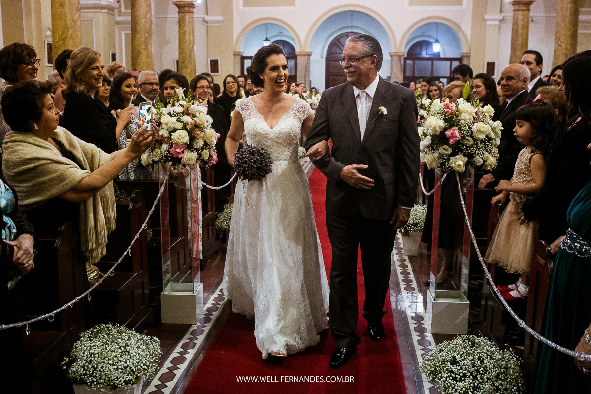 noiva entrando na cerimonia toda feliz