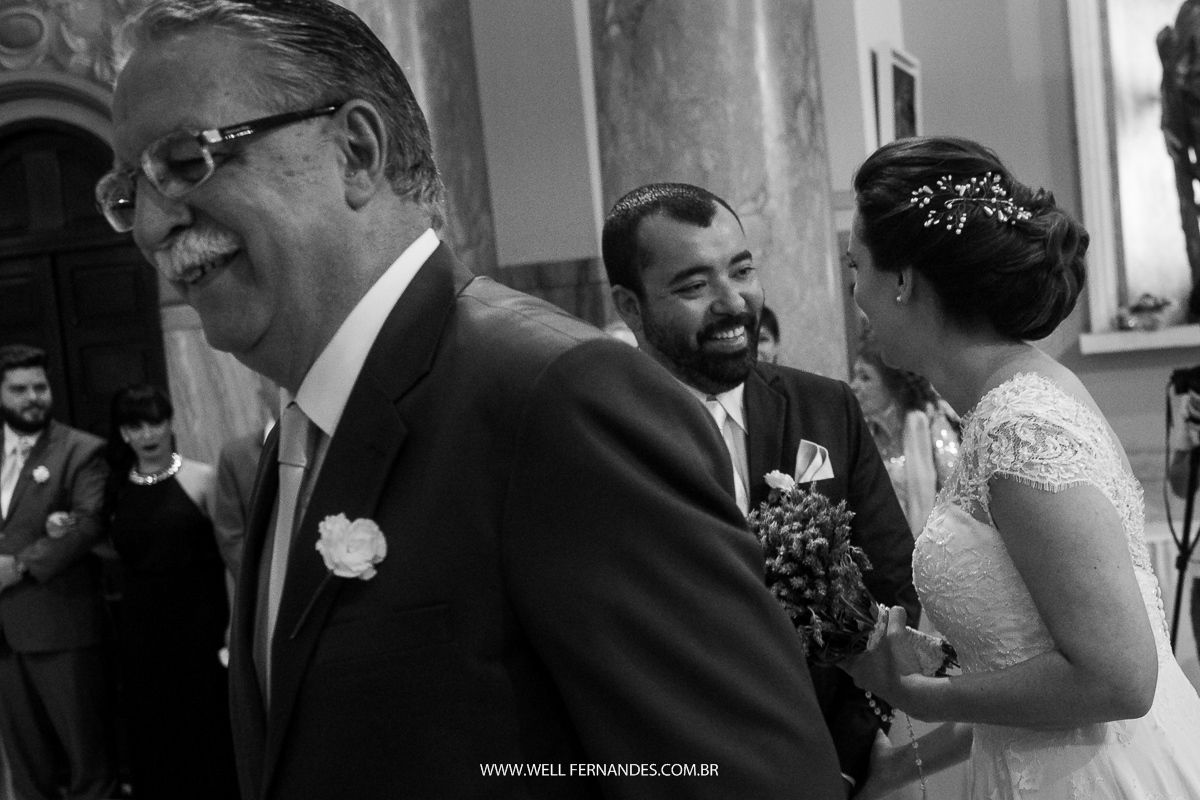 noivo recebendo a noiva e seu pai saindo sorridente