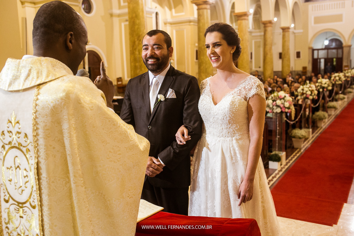 noivos felizes na cerimônia