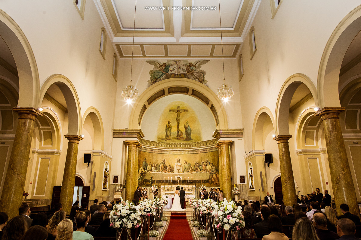 igreja matriz de Santo Andre recebendo um lindo casamento