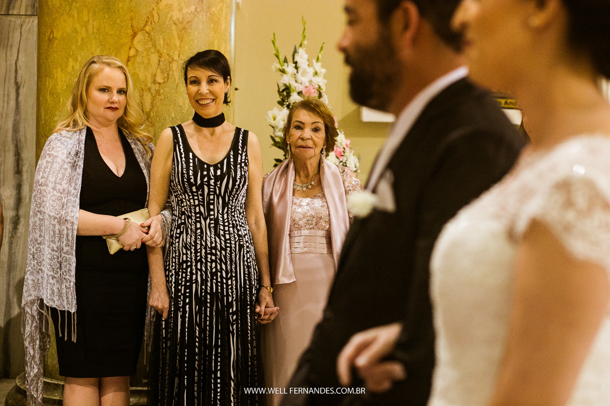 vó do noivo no altar 