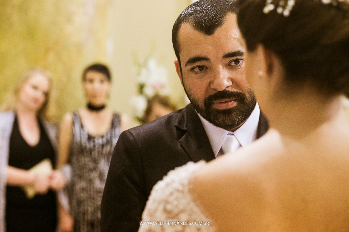 noivo todo concentrado olhando para a noiva na cerimonia do casamento