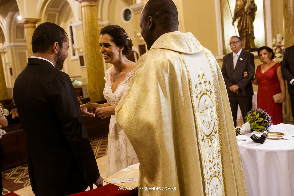 noiva colocando a aliança no noivo