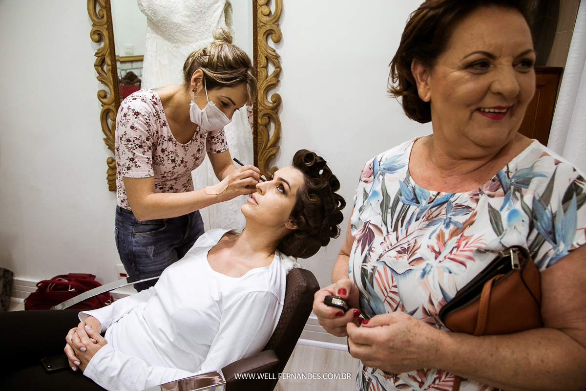 noiva sendo maquiada em seu making off