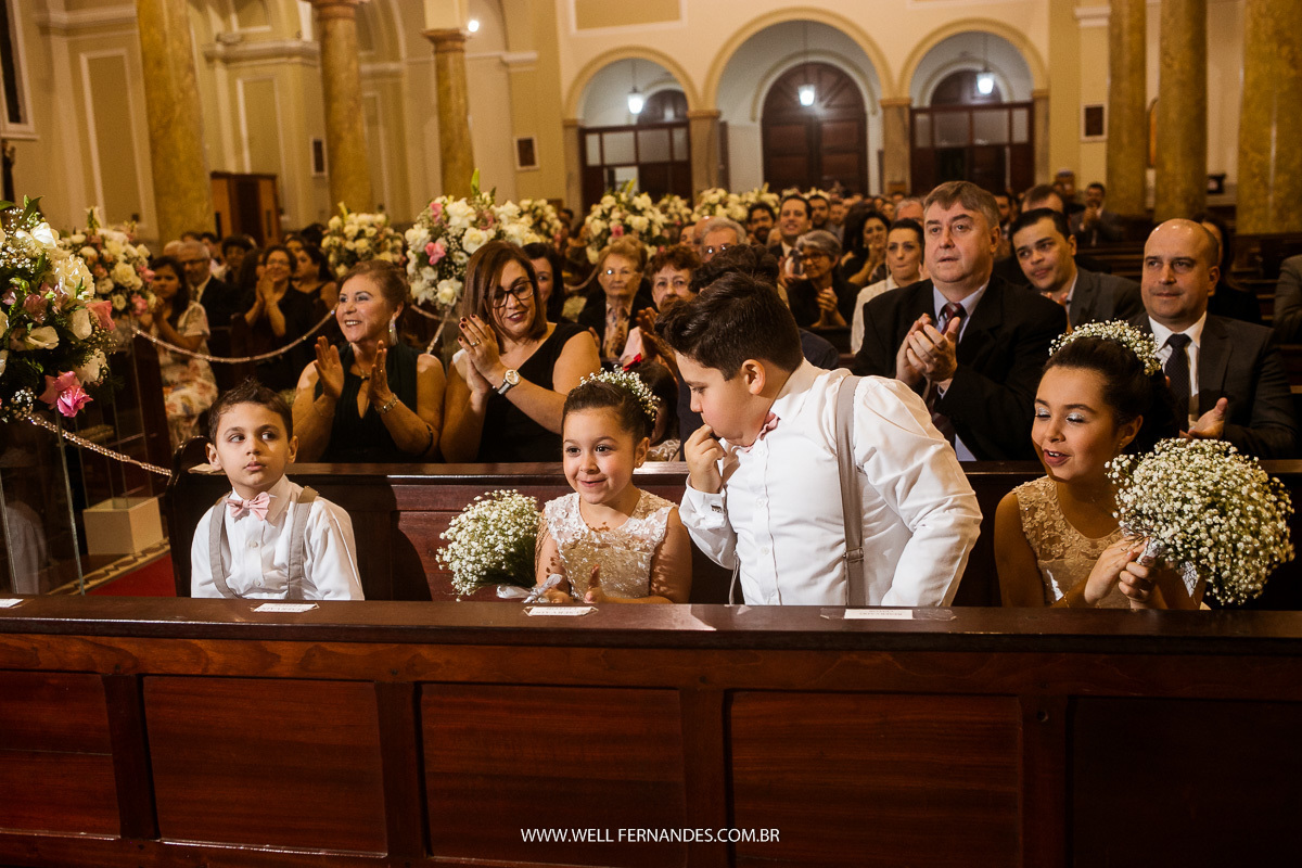 pagens e daminhas brincando durante a cerimônia