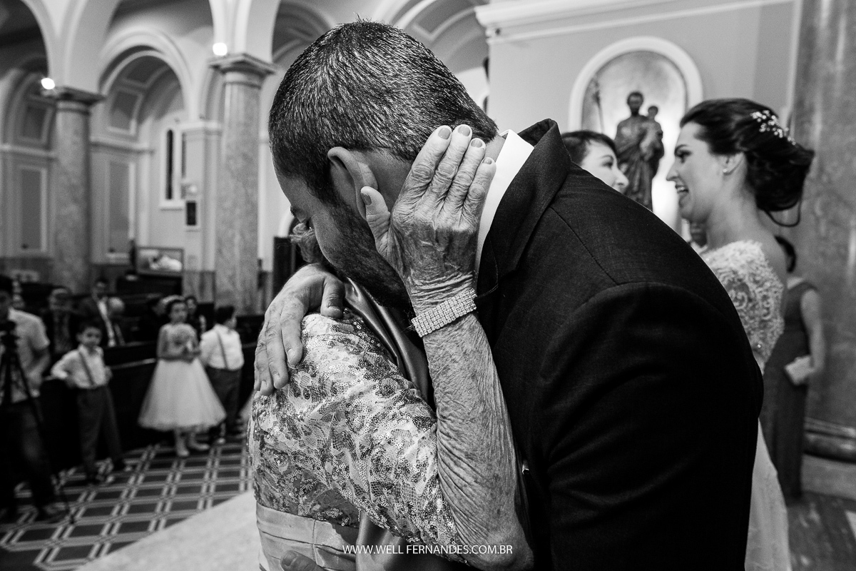 abraço apertado da vó do noivo