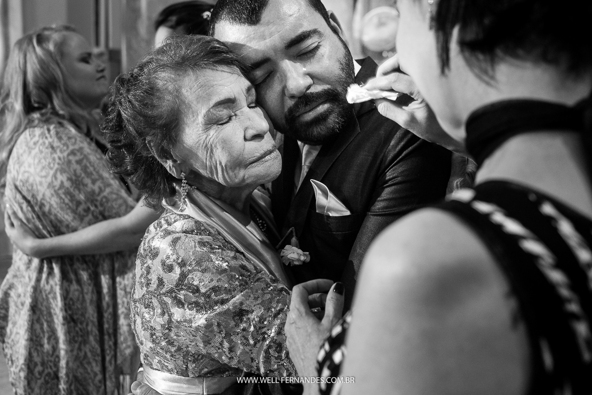 noivo emocionado ao abraçar a sua vó no altar 
