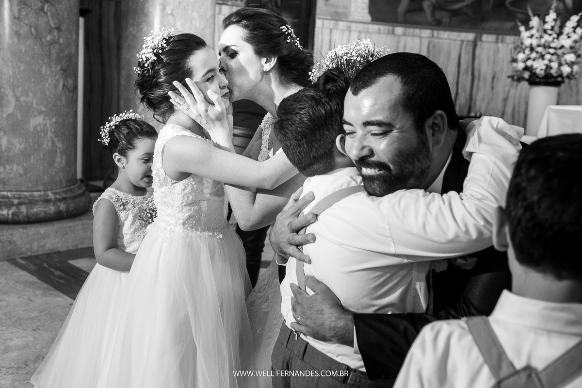 noivos abraçando os pajens e daminhas