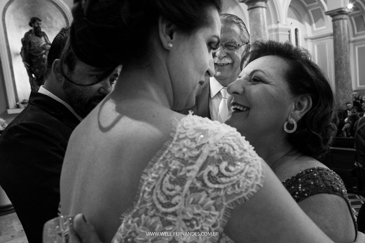 mãe da noiva feliz na ora dos comprimentos