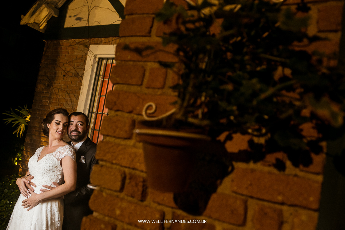 abraço carinhoso dos noivos no ensaio