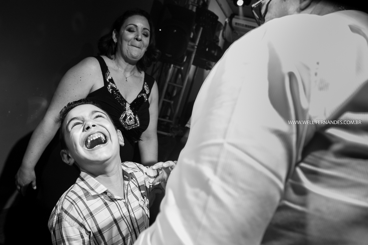 menino gargalhando na festa de casamento