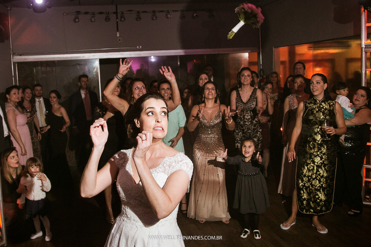 noivo jogando o bouquet