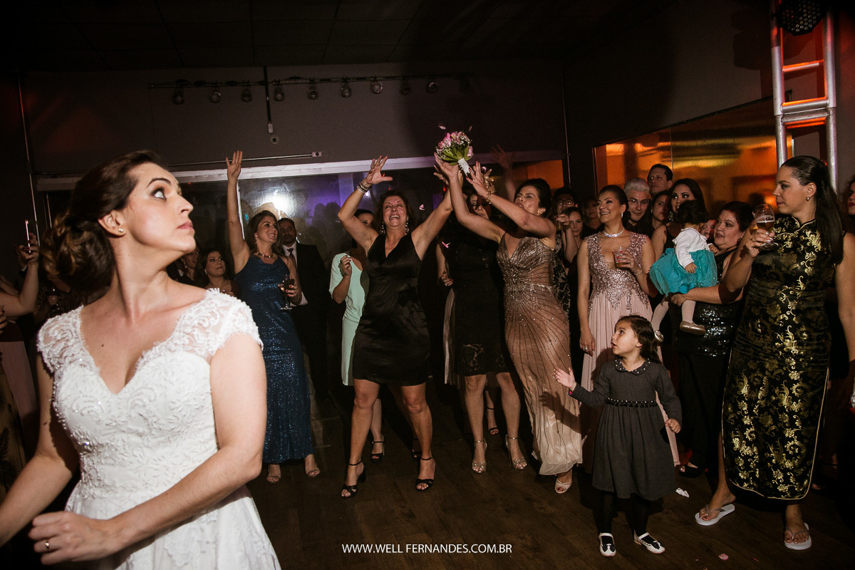 bouquet sendo disputado pelas convidadas