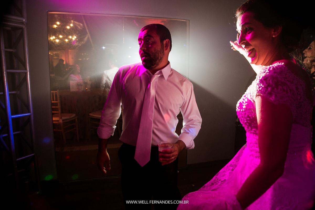 noiva e noivo dançando na festa